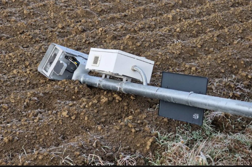 autovelox abbattuto su un campo coltivato