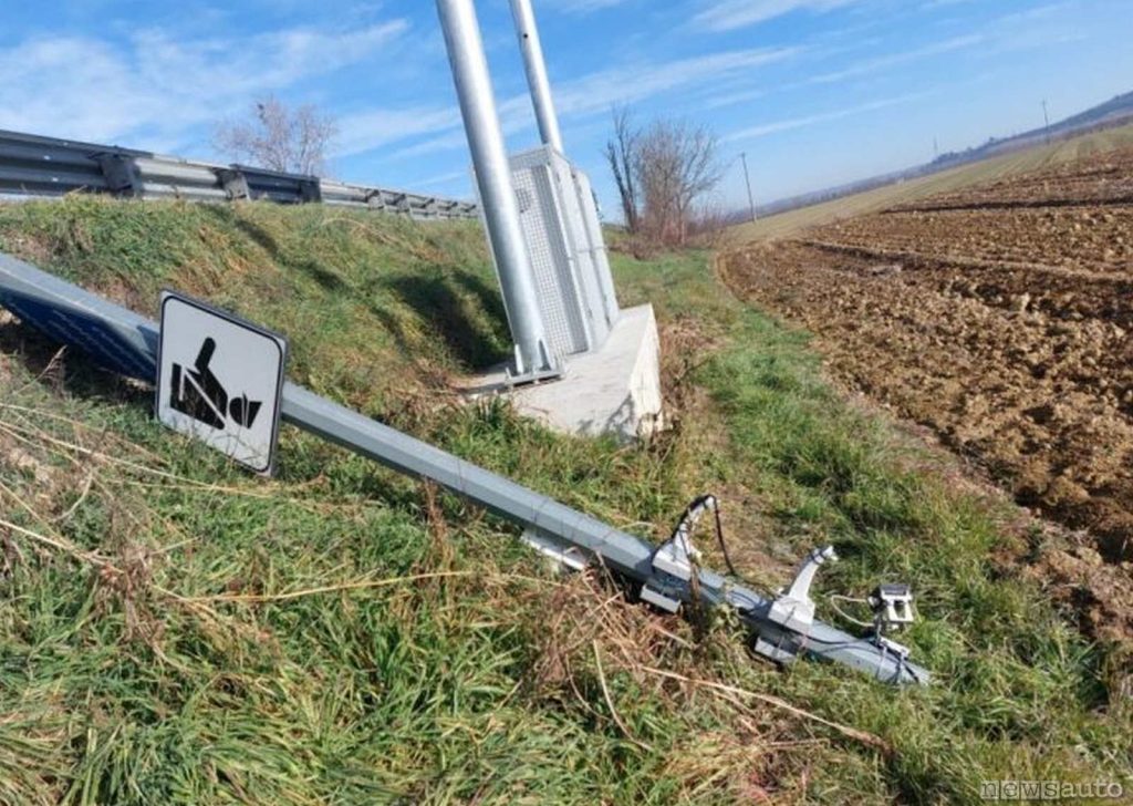 autovelox abbattuto su un campo coltivato
