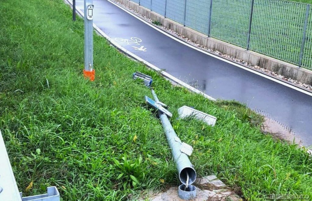 autovelox abbattuto ai bordi di una pista ciclabile