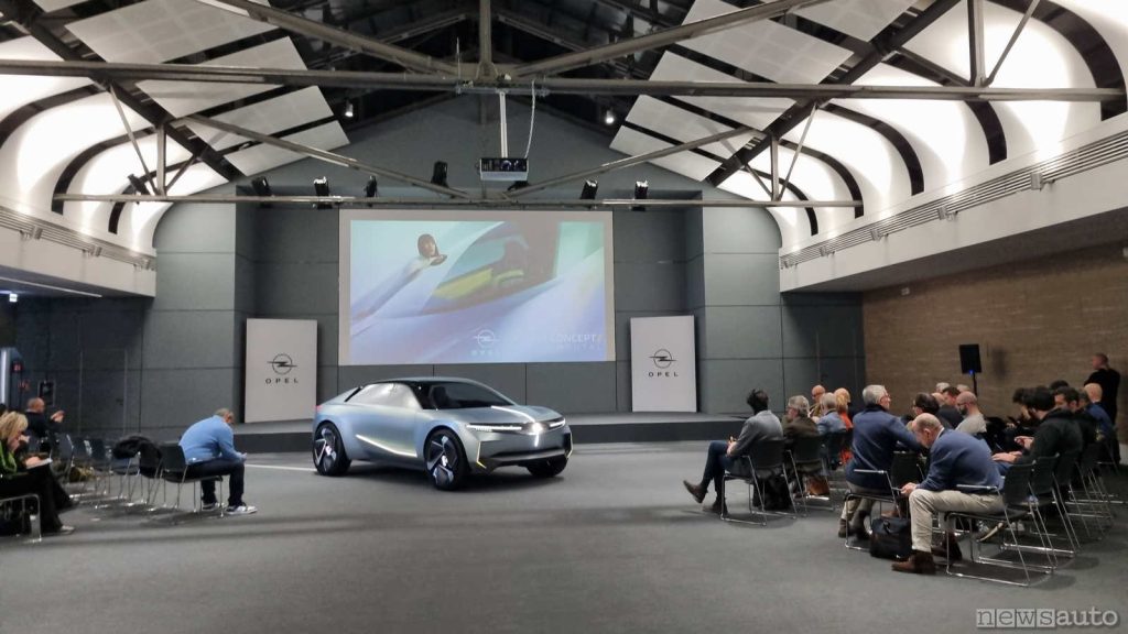 Conferenza stampa a Torino per Opel Experimental 