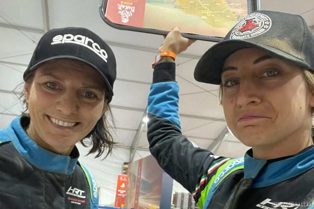 Giulia Maroni con la sua compagna Rebecca Busi durante la partecipazione alla Dakar