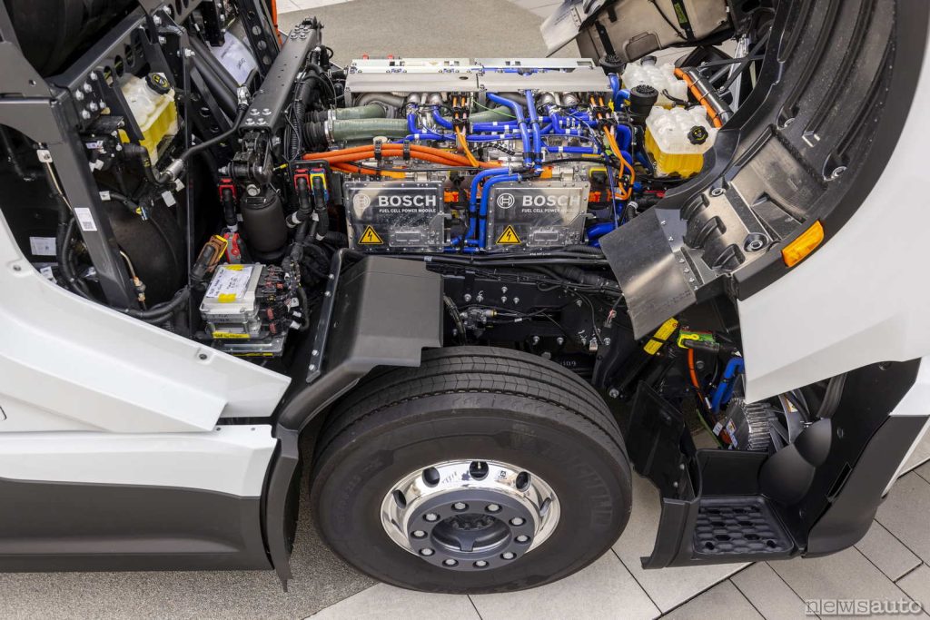 motore diesel di un camion alimentato ad idrogeno con tecnologia BOSCH