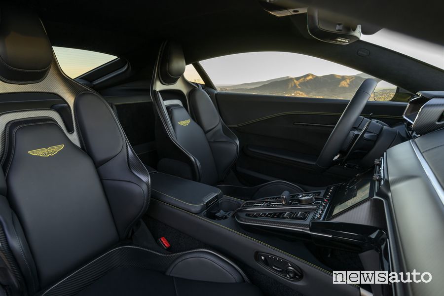 Aston Martin Vantage sedili anteriori abitacolo