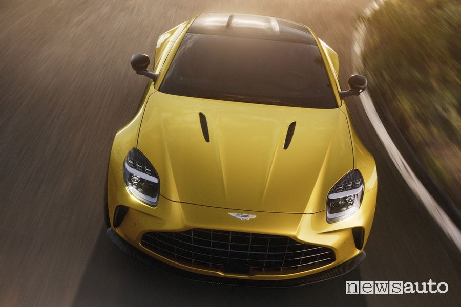 Aston Martin Vantage in pista