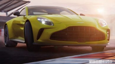 Aston Martin Vantage in derapata