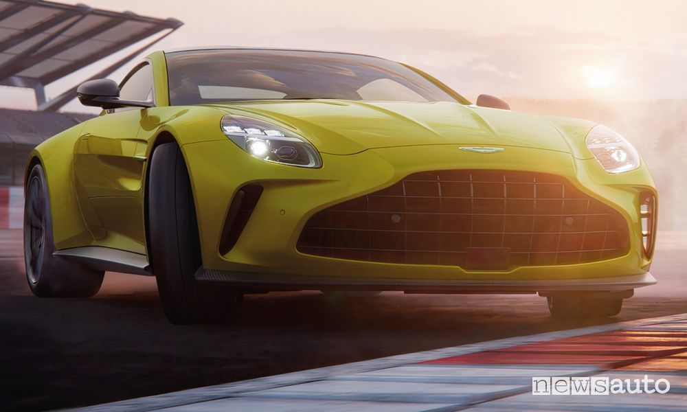 Aston Martin Vantage in derapata