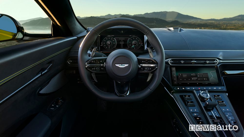 Aston Martin Vantage plancia abitacolo