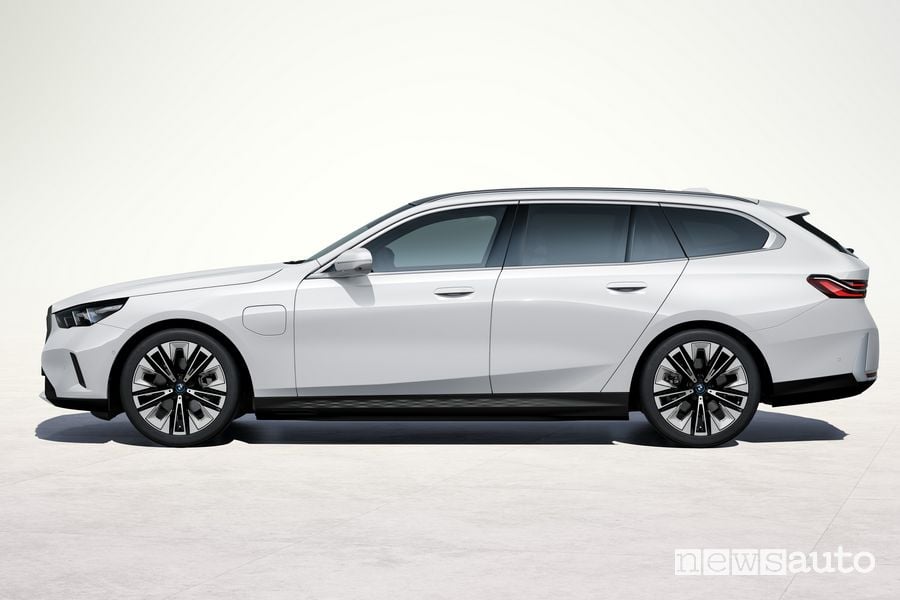 Nuova BMW Serie 5 Touring 530e plug-in laterale