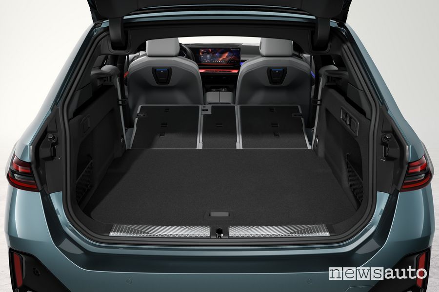 Nuova BMW Serie 5 Touring i5 eDrive40 bagagliaio