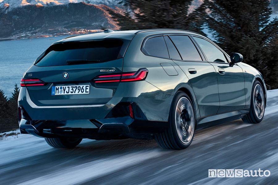 Nuova BMW Serie 5 Touring i5 eDrive40 sulla neve