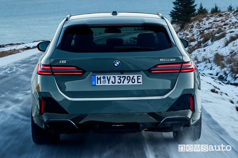 Nuova BMW Serie 5 Touring i5 eDrive40 sulla neve