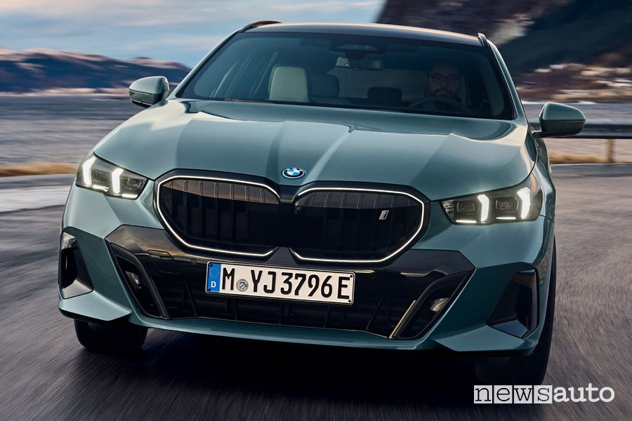 Nuova BMW Serie 5 Touring i5 eDrive40 su strada