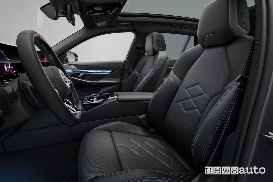 Nuova BMW Serie 5 Touring i5 M60 xDrive sedili anteriori abitacolo