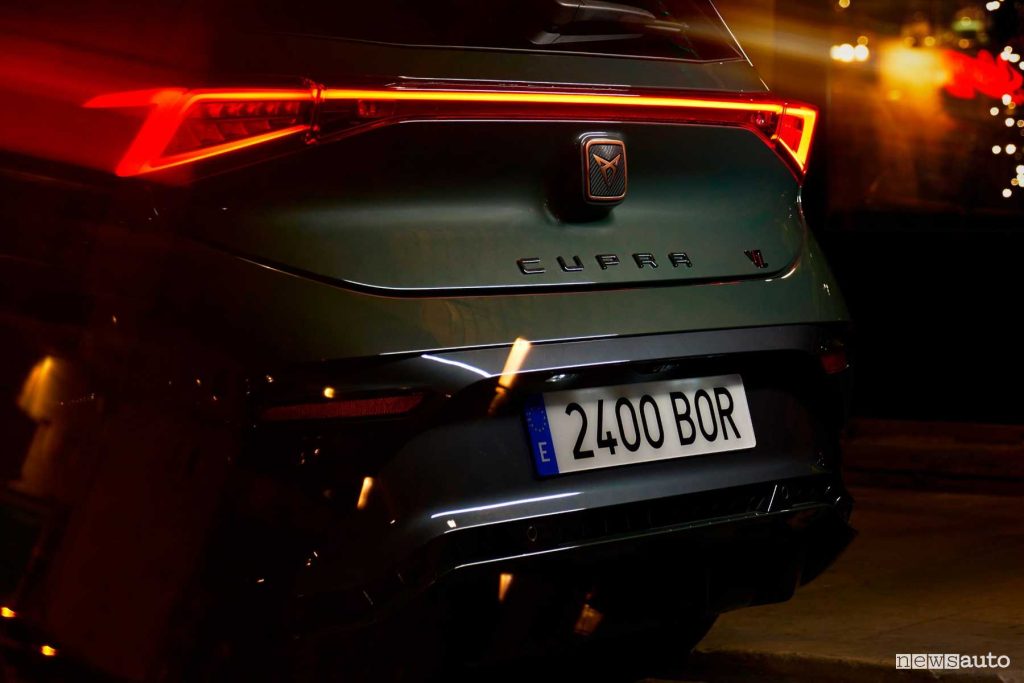 Cupra Born VZ firma luminosa posteriore