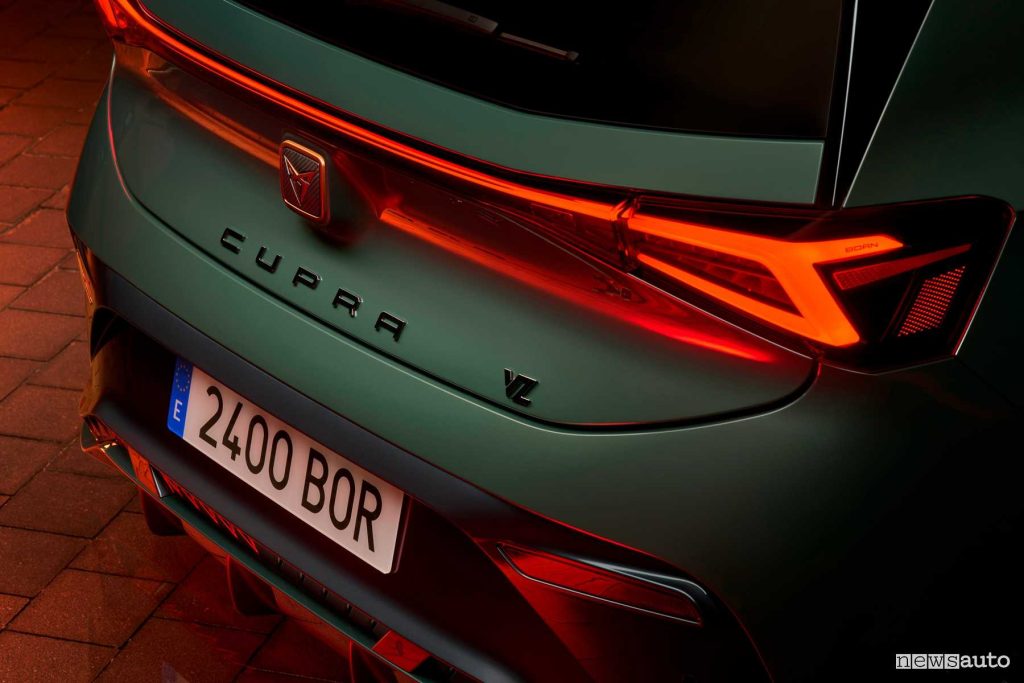 Cupra Born VZ firma luminosa posteriore