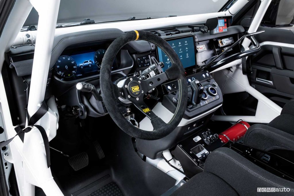 Land Rover Defender Rally Series 2024 volante abitacolo