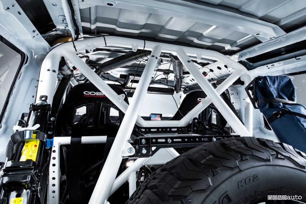 Land Rover Defender Rally Series 2024 roll-bar abitacolo