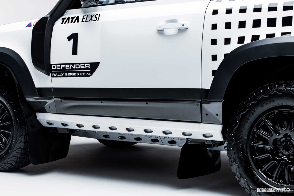 Land Rover Defender Rally Series 2024 pedana laterale