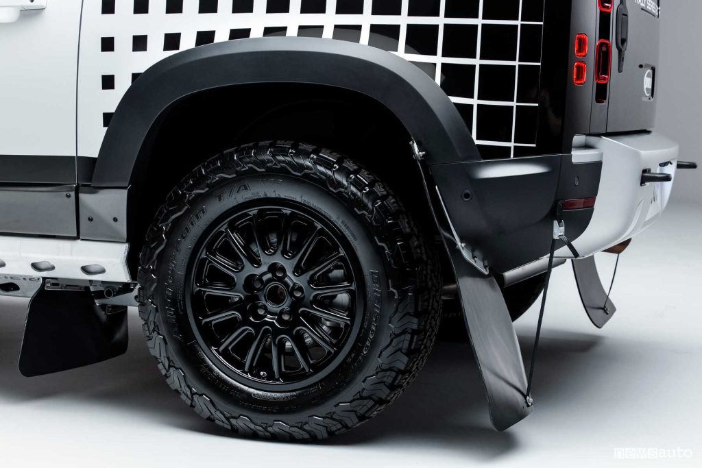 Land Rover Defender Rally Series 2024 cerchi da 18"