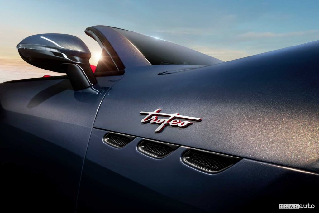Maserati GranCabrio logo Trofeo sulla carrozzeria