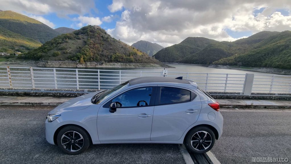 La prova della Mazda2 sulle strade che costeggiano il Lago del Turano