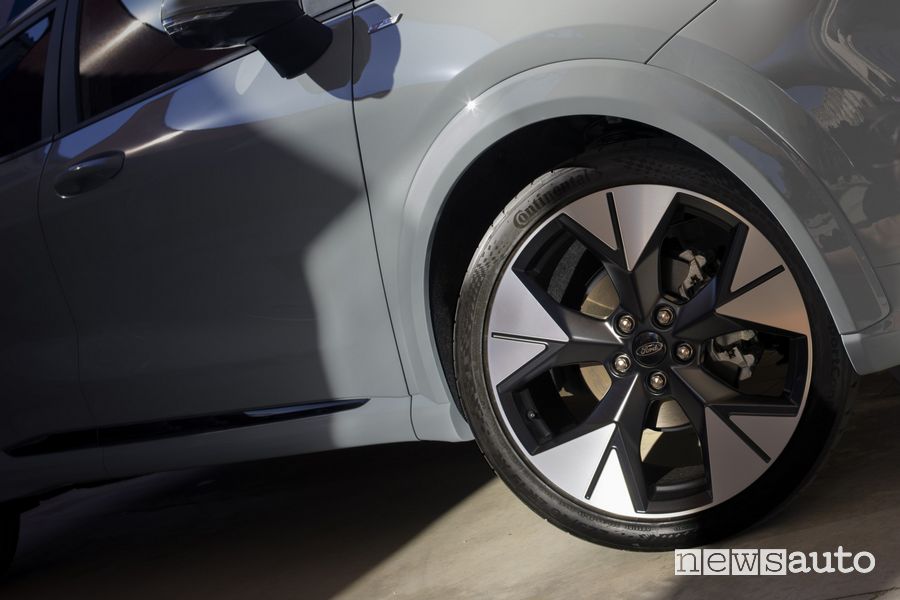 Nuova Ford Puma cerchi in lega da 19"