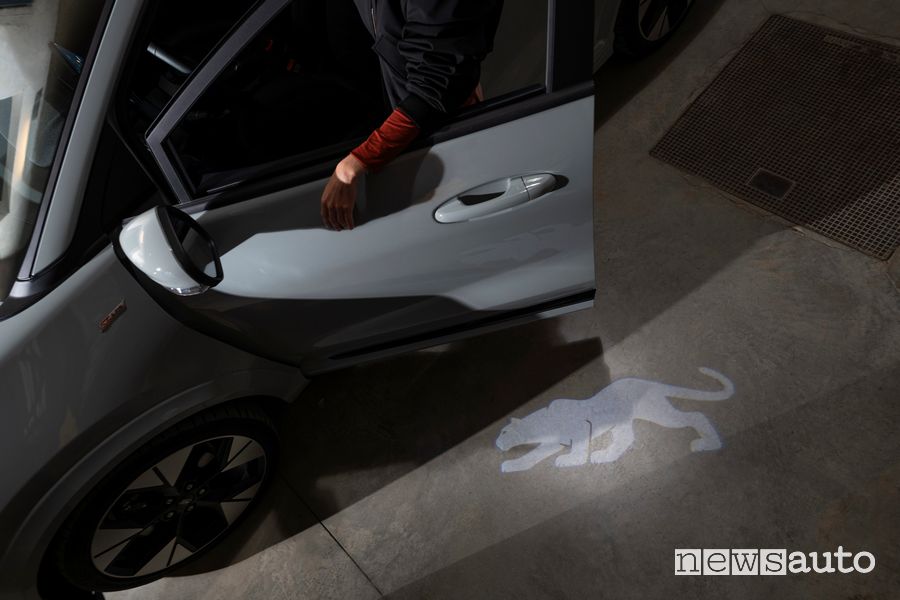 Nuova Ford Puma luci che proiettano a terra la sagoma di un puma