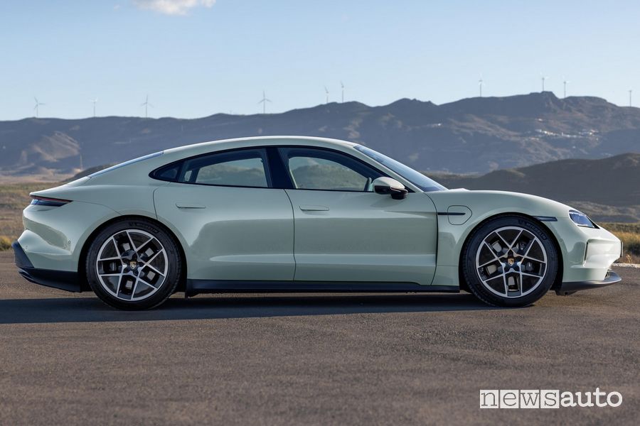 Nuova Porsche Taycan 2024 laterale