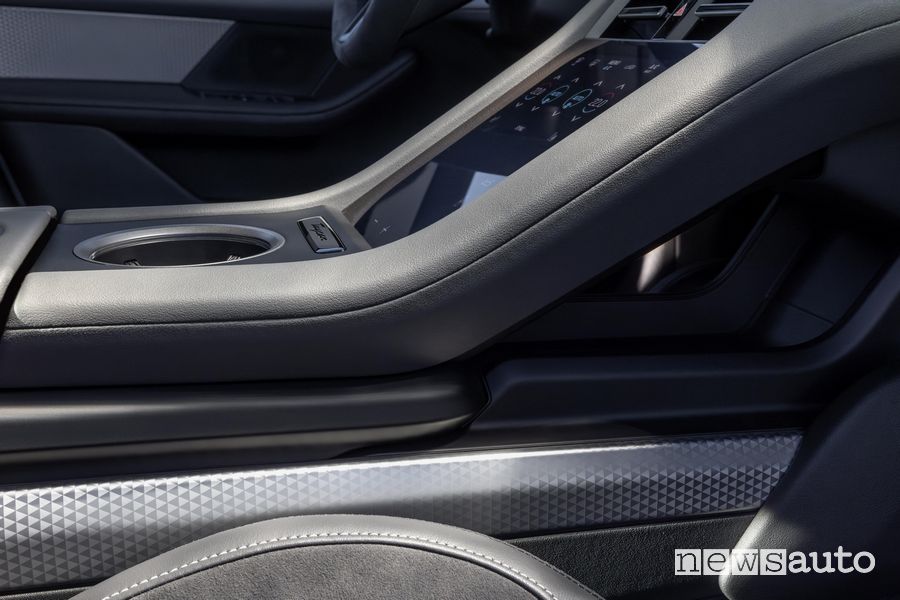 Nuova Porsche Taycan 2024 display climatizzatore console centrale