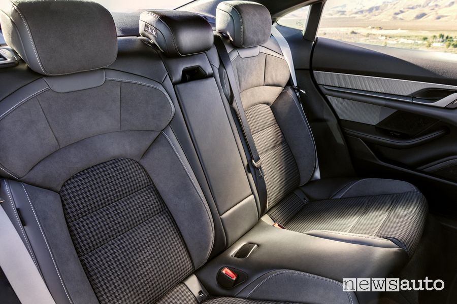 Nuova Porsche Taycan 2024 sedili posteriori abitacolo