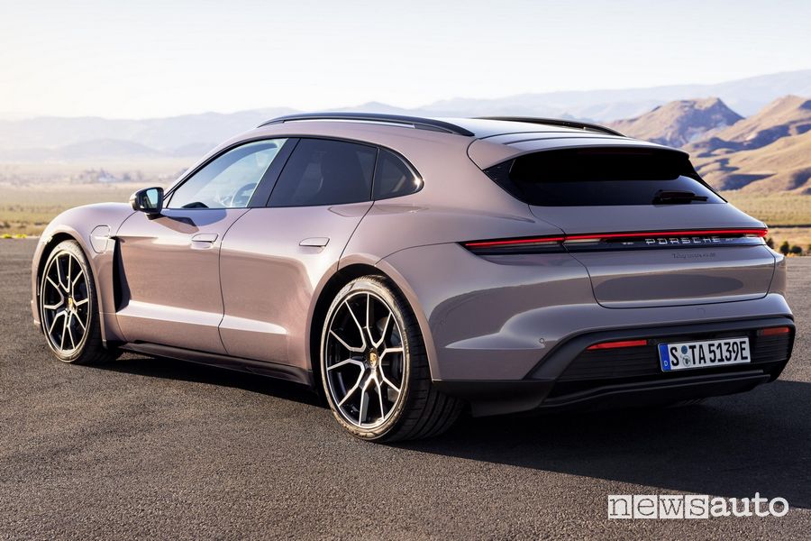 Nuova Porsche Taycan 4S Sport Turismo posteriore 3/4