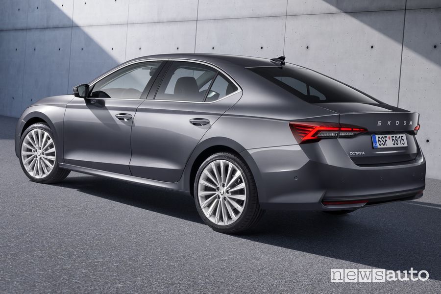 Skoda Octavia 2024 posteriore 3/4