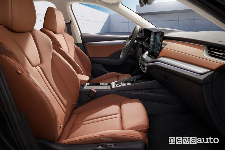 Skoda Octavia 2024 sedili anteriori abitacolo