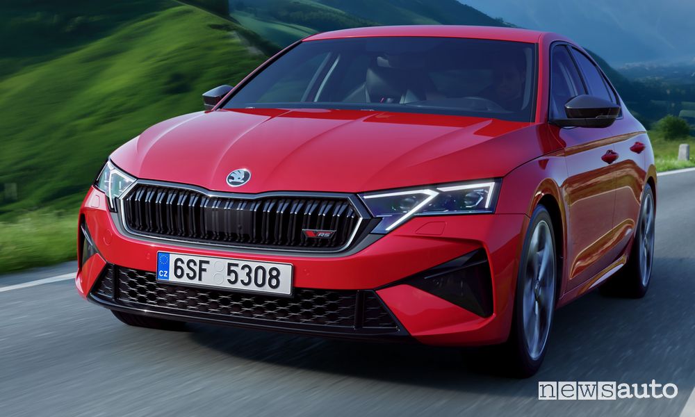 Skoda Octavia RS Wagon 2024 su strada