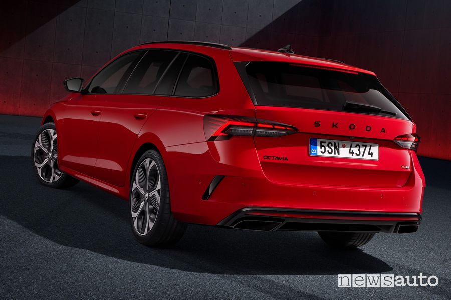 Skoda Octavia RS Wagon 2024 posteriore 3/4