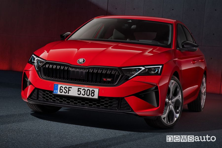Skoda Octavia RS 2024 anteriore 3/4