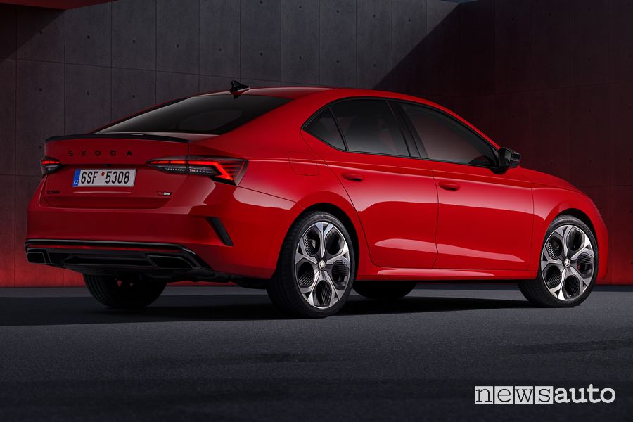 Skoda Octavia RS 2024 posteriore 3/4