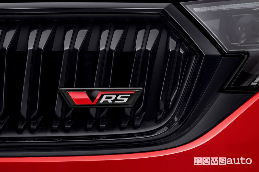 Skoda Octavia RS 2024 logo RS griglia anteriore