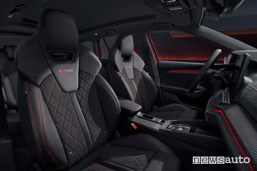 Skoda Octavia RS 2024 sedili anteriori abitacolo