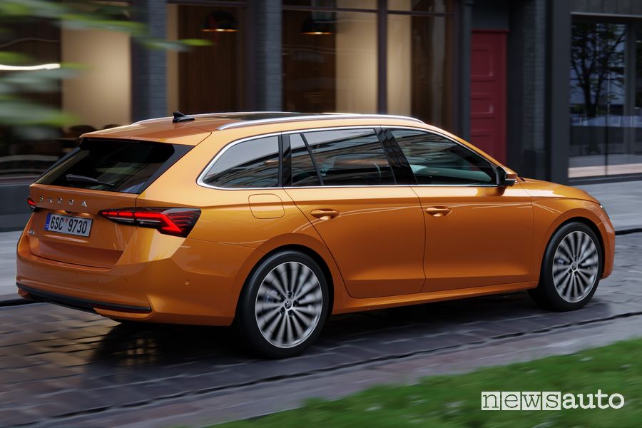 Skoda Octavia Station Wagon 2024 su strada