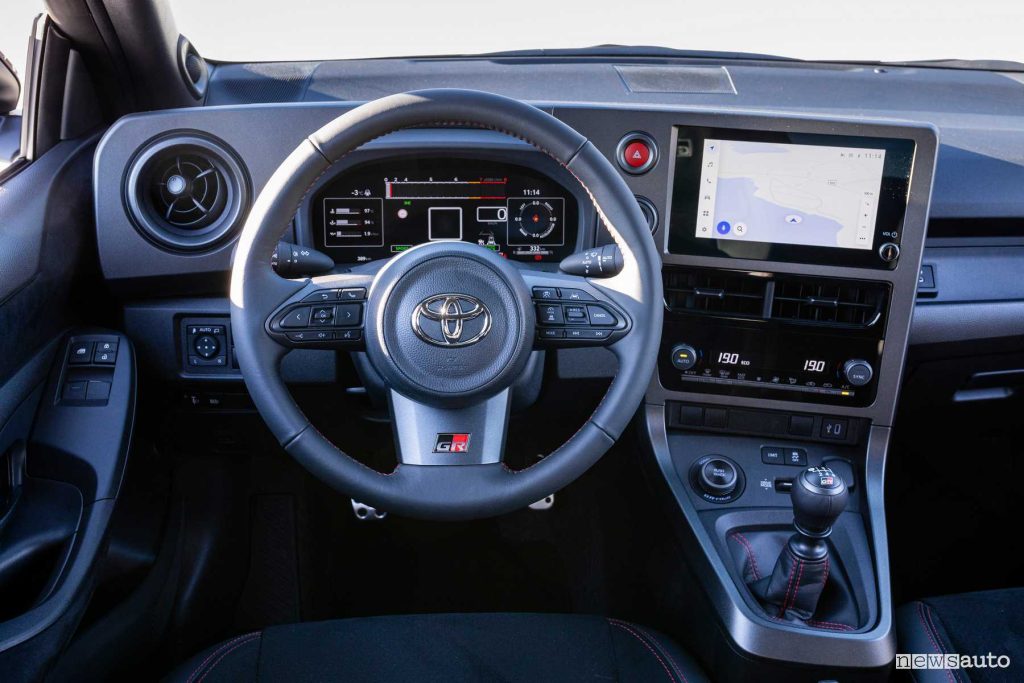 Nuova Toyota GR Yaris plancia abitacolo