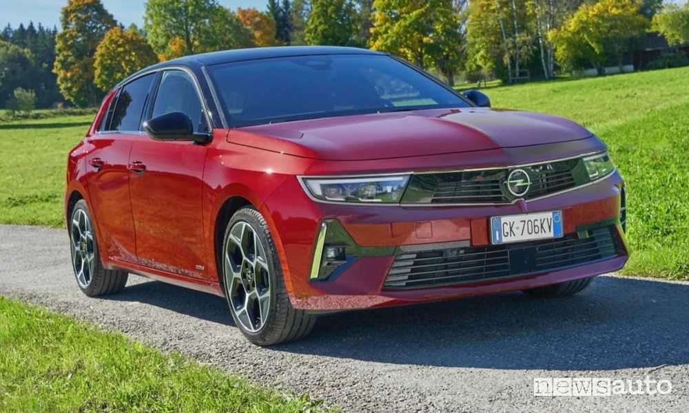 Opel Astra Hybrid è berlina e Sport Tourer