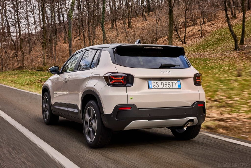 Jeep Avenger ibrida vista posteriore