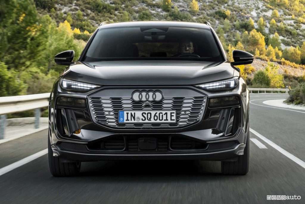 Audi SQ6 e-tron su strada