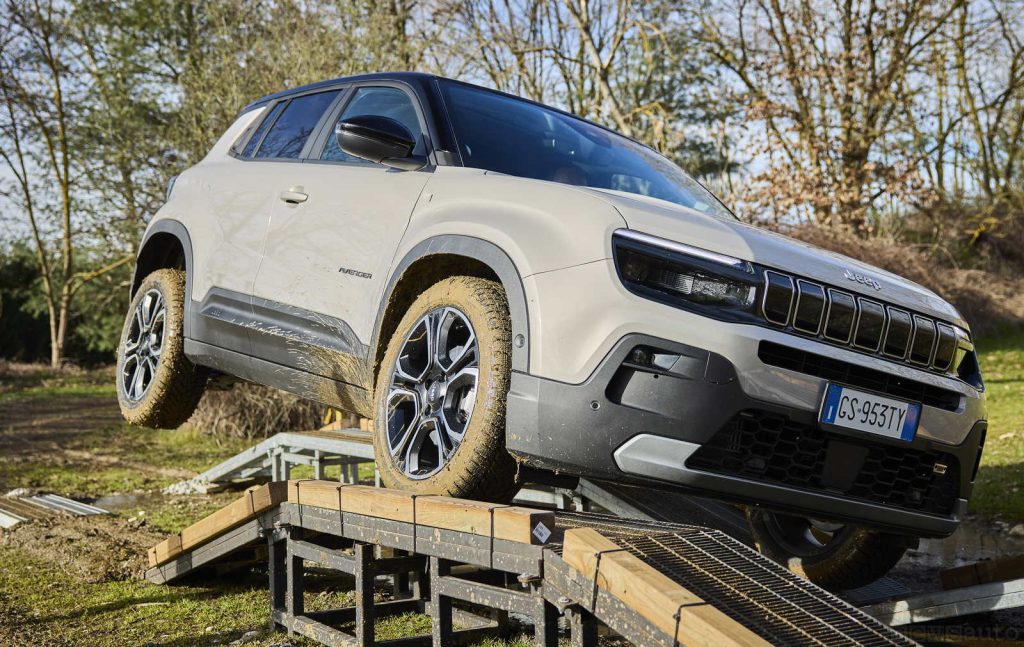 La Jeep Avengere e-Hybrid anche con solo 2 ruote motrici riesce a superare ostacoli impegnati grazie al controllo di trazione ed al Select Terrain