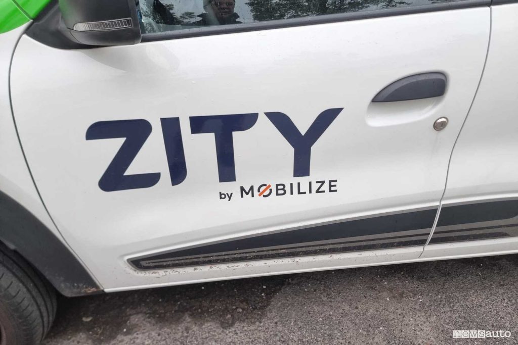 Dacia Spring logo Zity portiera guidatore