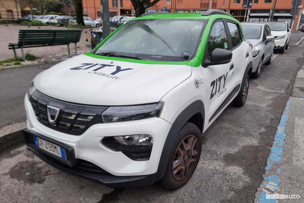 Dacia Spring del car sharing Zity a Milano