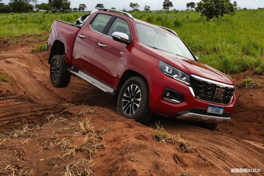 Fiat Titano pick-up in twist nello sterrato