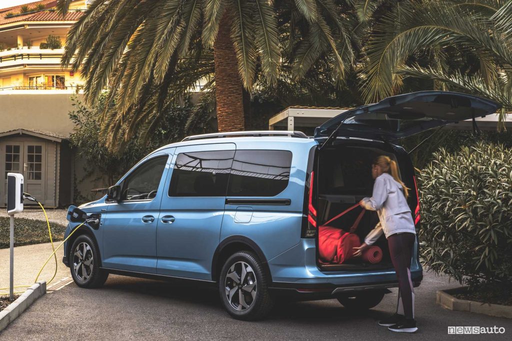 Ford Tourneo Connect PHEV portellone posteriore aperto