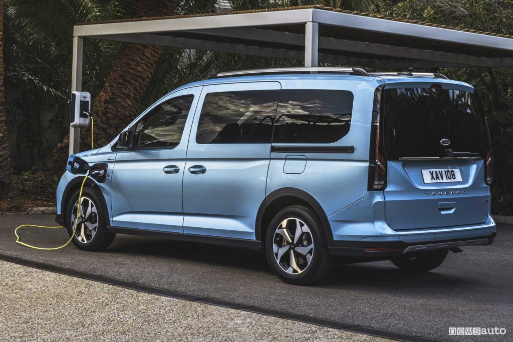 Ford Tourneo Connect PHEV in ricarica